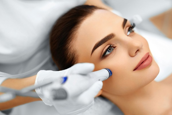 SQT Master esthetician performing treatment